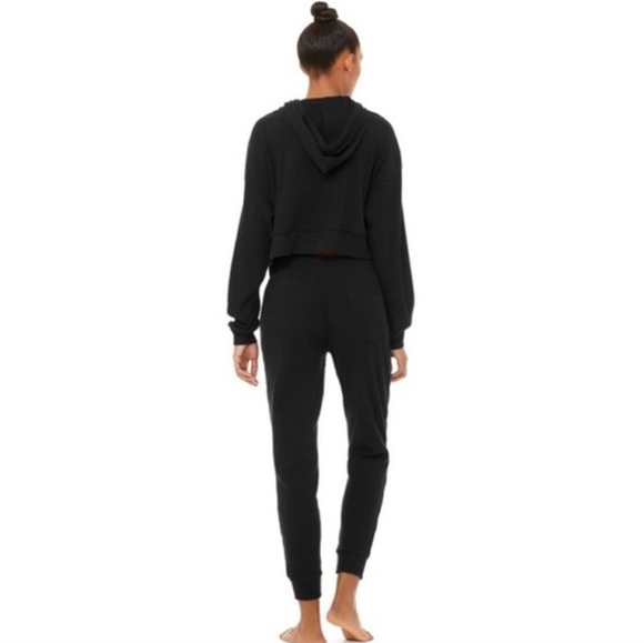ALO YOGA MUSE SWEATPANT IN BLACK - Picture 5 of 10